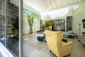 Yellow House Bandung Villa Dago Giri 10 pax Riverside View