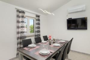 Villa Piljan by Istrialux