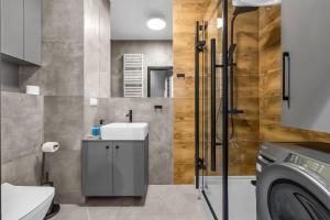 Kłobucka Deluxe Apartment by BookingHost