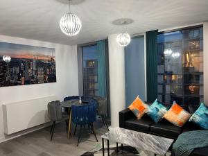 Modern 2-Bed Apartment, The Hub MK, Free Parking & Smart TV