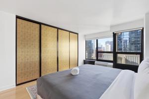2bd River North Million Dollar Views! Parking Incl condo