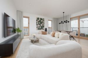 Deluxe Towarowa Towers Residence with Free Parking & AC by Renters Prestige