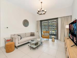 Stylish 3BR in BurjCrown Balcony & HighEnd Comfort