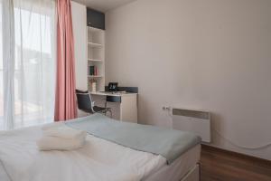 Sunny 1BDR Apartment near Center