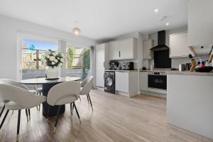 Lovely 2-Bed House with parking