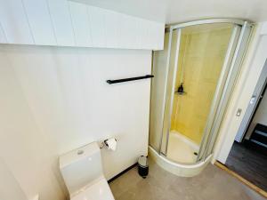 -TheUrbanist- Central 2 BD Free Parking Fast WiFi