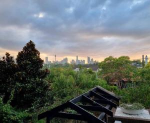 Stylish 1BR Apartment with City Views Mins to CBD