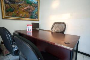 RedDoorz near Taman Bungkul