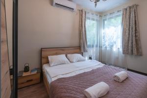 Design 1BDR Apartment in Top Center