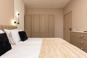 Royal Garden apartment with Private Parking