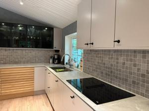 Beautiful and private with heated pool & hot tub