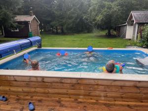 Beautiful and private with heated pool & hot tub