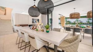 VACATION MARBELLA I Villa La Plage, Luxury Villa, Private Heated Pool, Rooftop Hot Tub, Walking Distance to the Finest Beaches