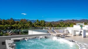 VACATION MARBELLA I Villa La Plage, Luxury Villa, Private Heated Pool, Rooftop Hot Tub, Walking Distance to the Finest Beaches