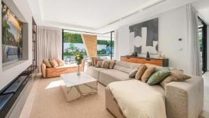 VACATION MARBELLA I Villa La Plage, Luxury Villa, Private Heated Pool, Rooftop Hot Tub, Walking Distance to the Finest Beaches