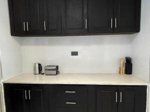 Ethans Place - Elegant 2 Bedroom Apartment with Solar Power