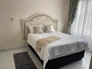 Ethans Place - Elegant 2 Bedroom Apartment with Solar Power