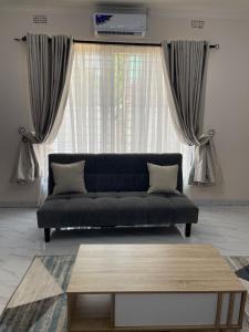 Ethans Place - Elegant 2 Bedroom Apartment with Solar Power