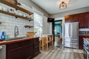 6br New Orleans Speakeasy Hot Tub & Playground