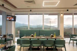 Le Crown Hotel