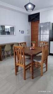 Apartamento na Praia das Toninhas em Ubatuba 350m da praia -2 quartos sendo 1 suite, piscina, varanda gourmet com churrasqueira, ar condicionado, cozinha completa, duas garagens