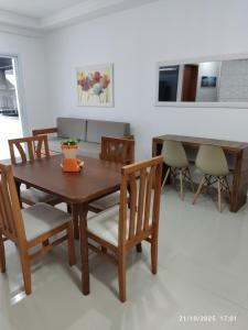Apartamento na Praia das Toninhas em Ubatuba 350m da praia -2 quartos sendo 1 suite, piscina, varanda gourmet com churrasqueira, ar condicionado, cozinha completa, duas garagens