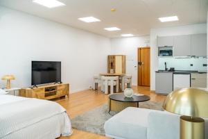 Business office - Studio with garage