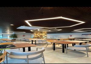 Apto 2 quartos luxuoso a poucos metros da Beira Mar