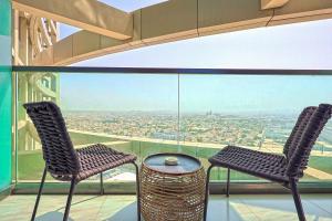 ThriveHomes High-Floor Studio with City Lights Views