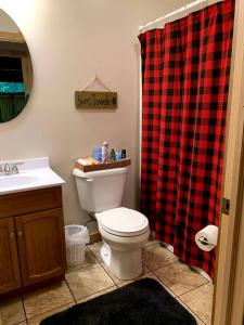 Cozy Three-Bedroom Cabin Near The Salmon River in Altmar, New York