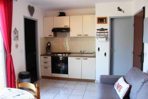 Proche Plage et commerces pour ce T2 en RDC avec jardin privatif-4NMA7