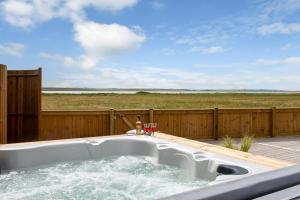 Uniquely located wooden cottage by the sea - SJ1