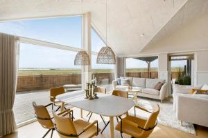 Uniquely located wooden cottage by the sea - SJ1