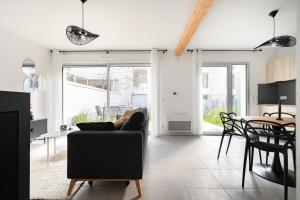 Jolie maison lumineuse de style industriel