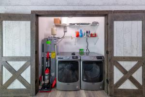 Oasis at Barkley + Hot tub!