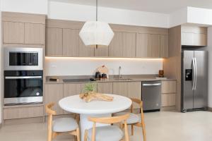 Casa Brisa Tranquila, Pools, Gym, & Beach Club