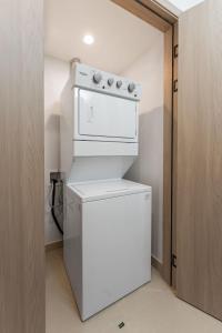 Casa Brisa Tranquila, Pools, Gym, & Beach Club