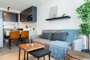 Chic Downtown Retreat Cozy 1BR Apartment for 3