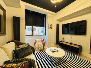 Stylish New Build Flat Just 300m from Tube Station