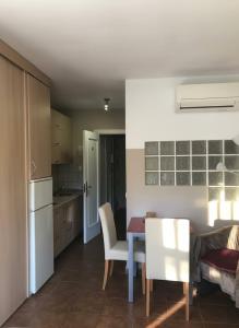 Solstice Studio - Golden Getaway by the Sea