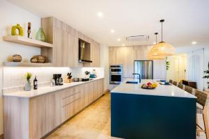 Stunning Remodeled Beachfront Condo!