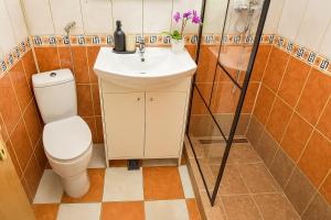 Old Town 4BR with 6 Beds for up to 12 people