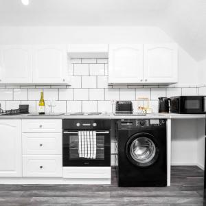 Sylish Two Bedroom House - King Beds - Parking & Garden 4VC