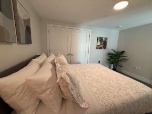 Spotless vibrant & modern 1 BR with 6 appliances