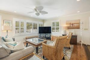 CA411: 411 Carolina Blvd.