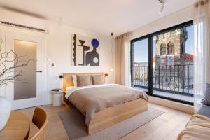 Turnkey I Henrys Tower Apartments