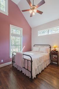 Victorian Cabin Rental with Outdoor Fireplace and Bearpen Creek Views near Dallas, Texas