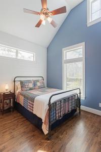 Victorian Cabin Rental with Outdoor Fireplace and Bearpen Creek Views near Dallas, Texas