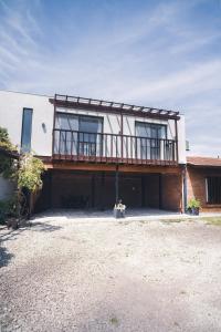 Check and Home - Chapa - 5 huéspedes con patio y parrilla