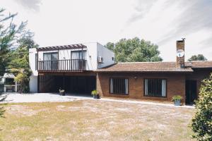 Check and Home - Chapa - 5 huéspedes con patio y parrilla